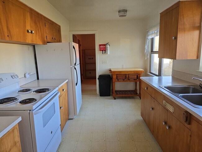 Building Photo - 3 Bedroom 1.5 bath home located in the bea...