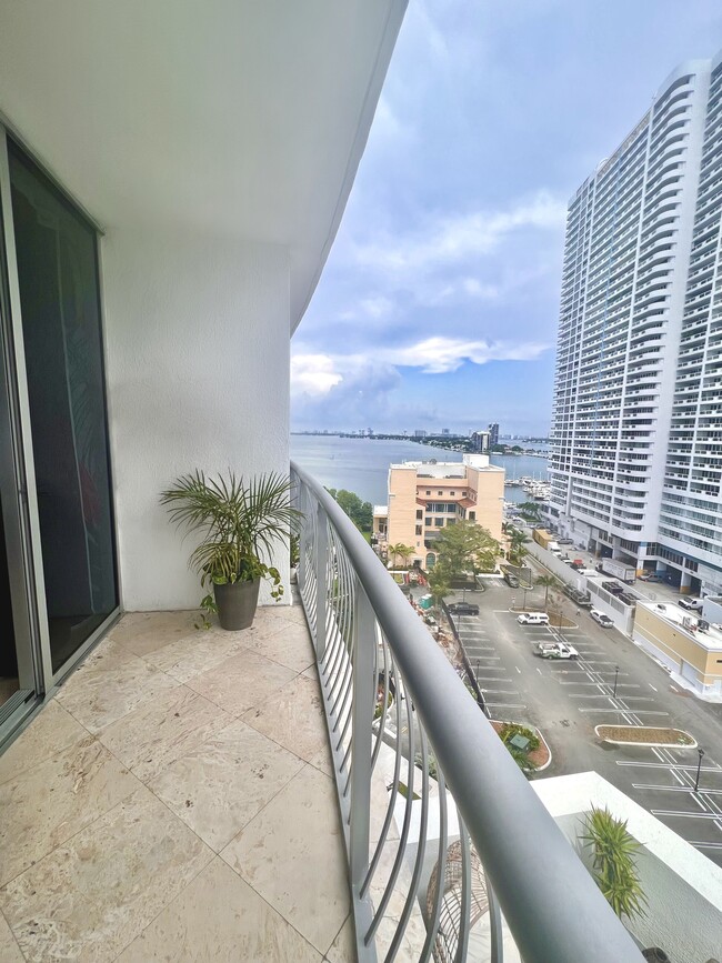 Building Photo - 1750 N Bayshore Dr
