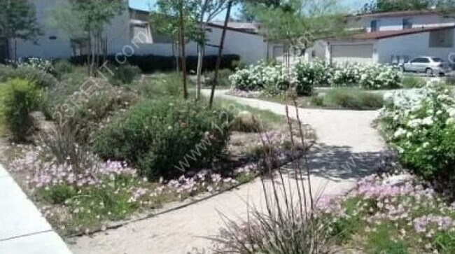 Foto del edificio - 3BD/ 2BTH 2 STORY TOWNHOME EAST PALMDALE