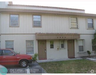 Building Photo - 3920 Woodside Dr