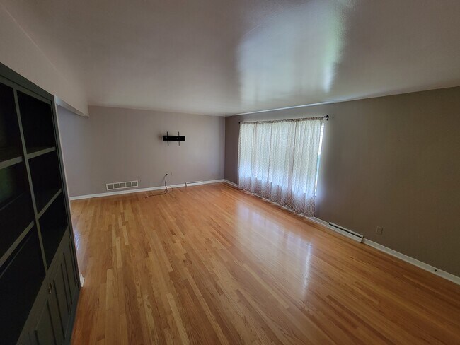 Living Room - 1835 Cromwell Dr