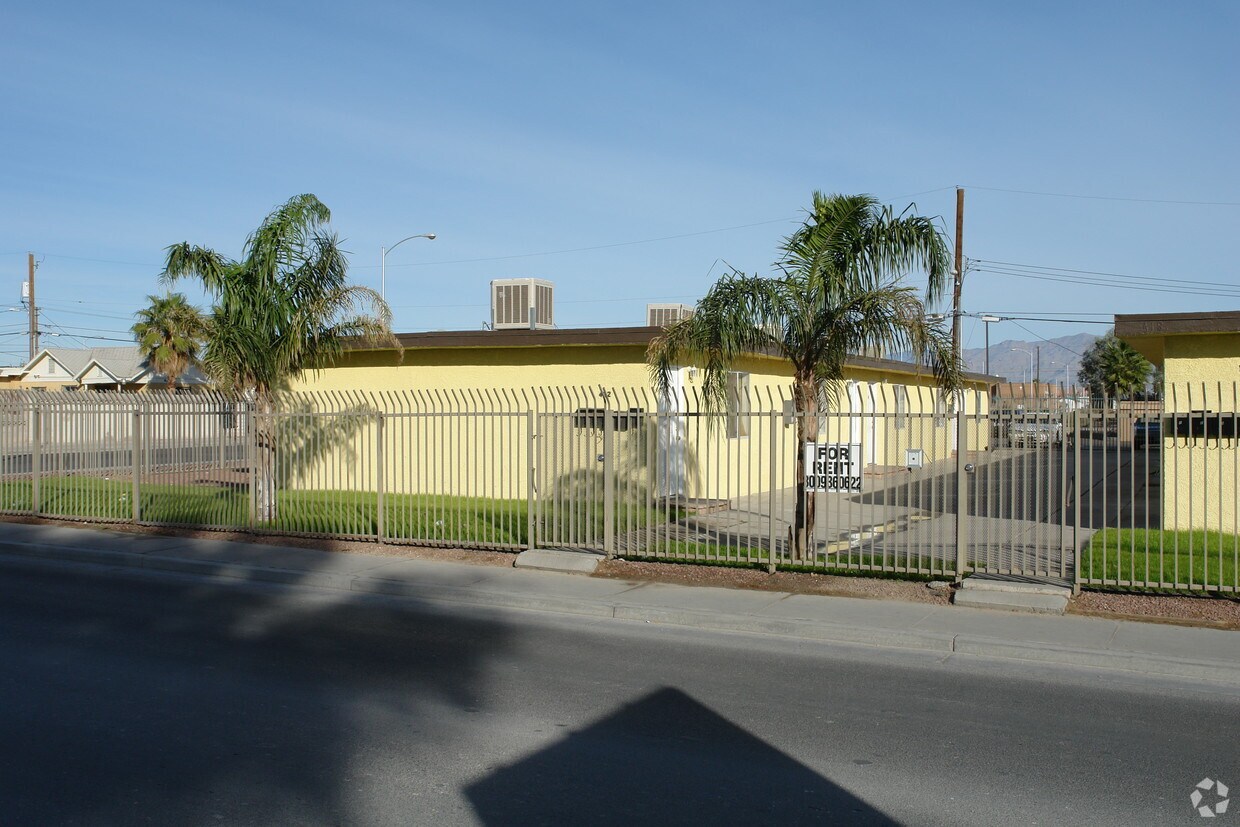 Primary Photo - 418 W Washington Ave
