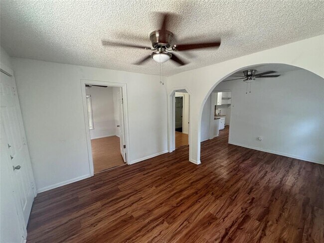 Building Photo - 1133 Saucedo St