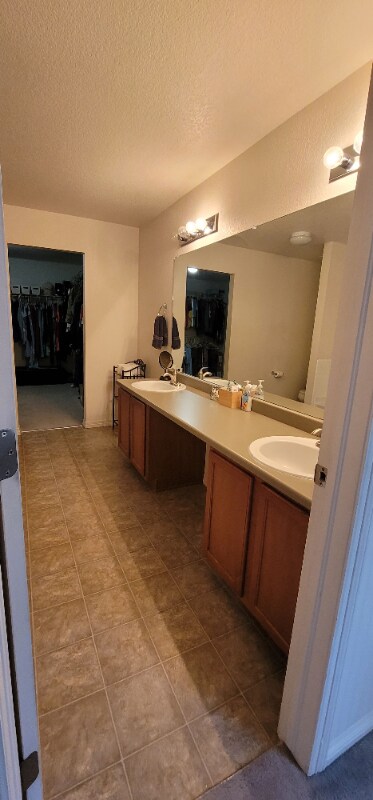 Building Photo - 9565 Castle Oaks Dr