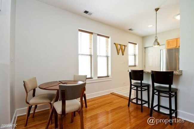 Foto del edificio - 2867 W Leland Ave