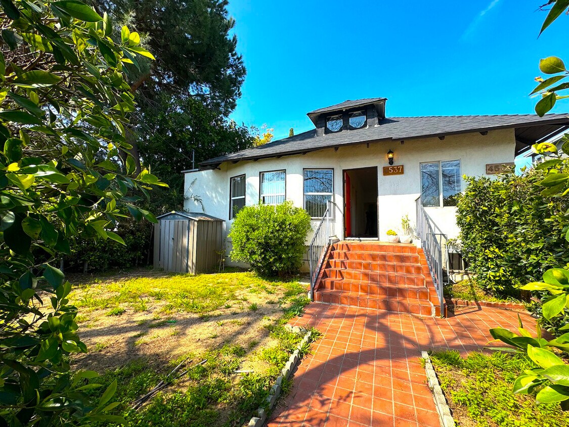 Foto principal - 4537 Russell Ave