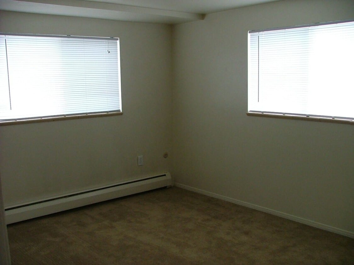 Building Photo - Spacious Garden-Level 2 Bed Near Downtown ...