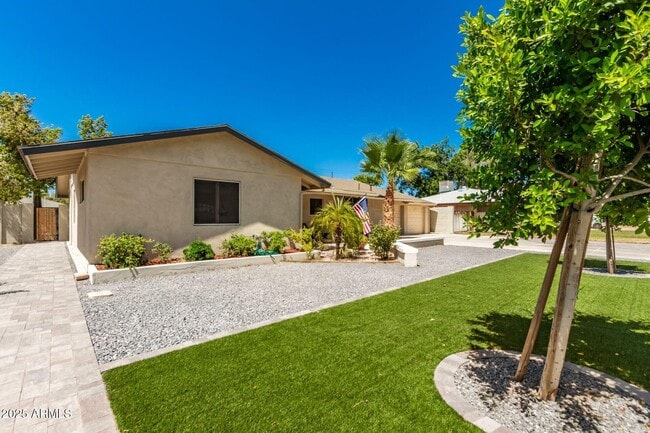 Building Photo - 4030 E Catalina Dr