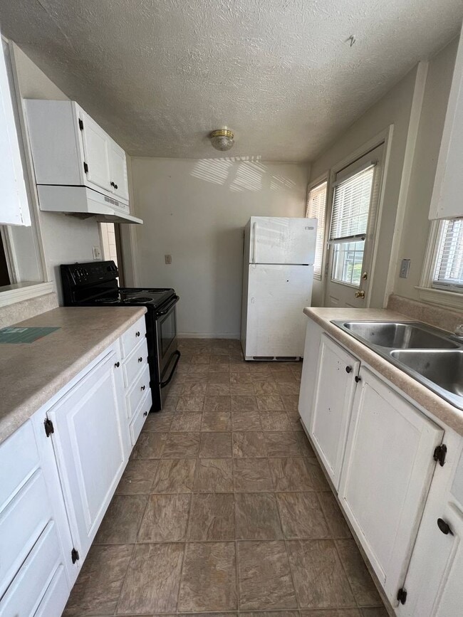 Building Photo - 145 Herring St