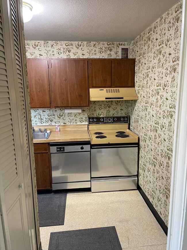 Kitchen - 1 E University Pky
