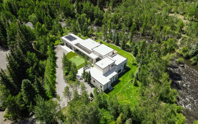 Foto del edificio - 1411 Crystal Lake Rd