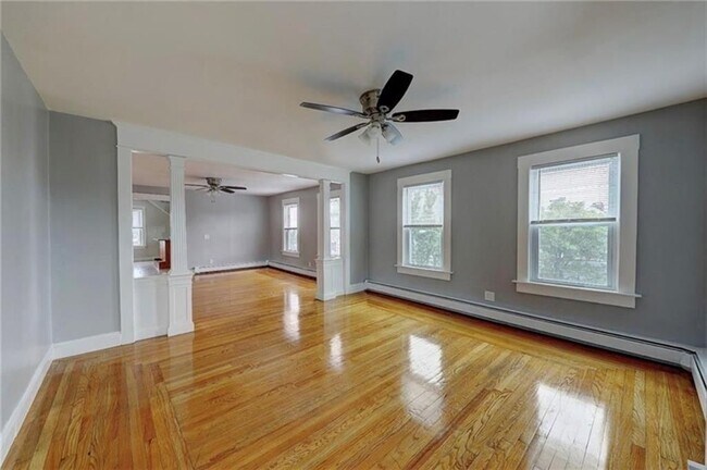 Foto del edificio - 64 Lyon Ave