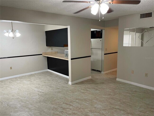 Foto del edificio - 1000 Lake of the Woods Blvd