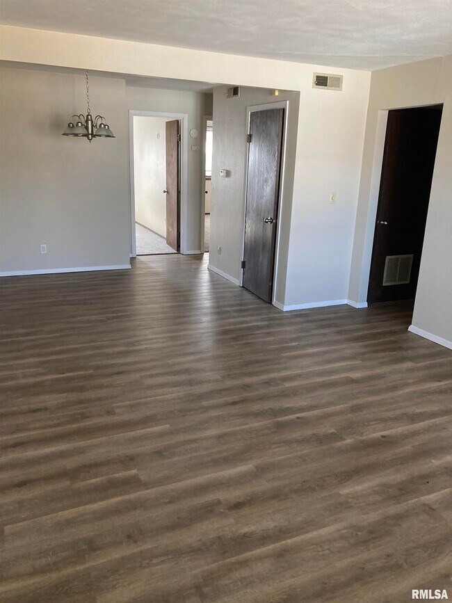 100 Graze Ave Unit 5, Dunlap, IL 61525 Room for Rent in Dunlap, IL