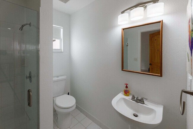 Foto del edificio - 1020 Island Manor Dr