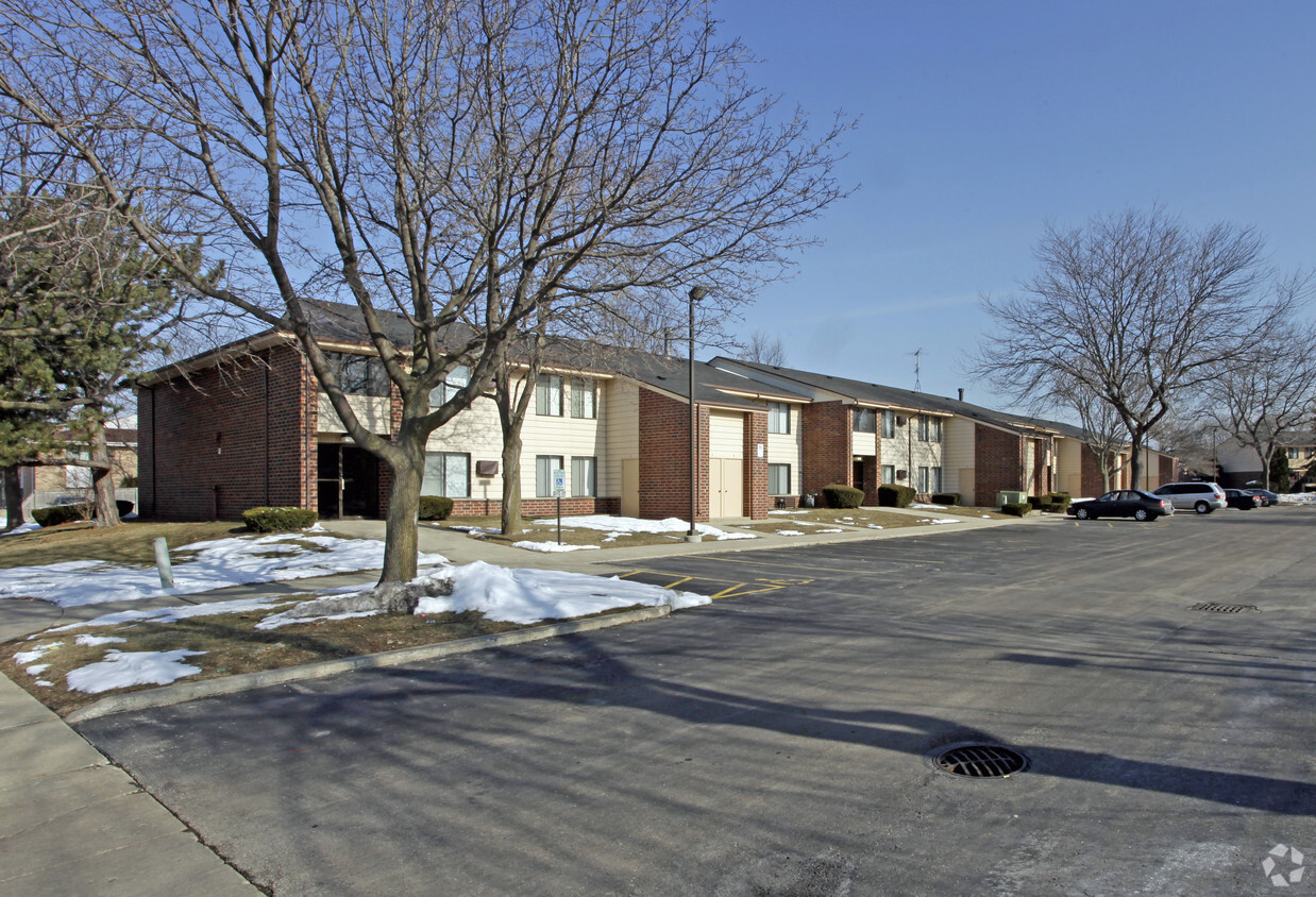 Primary Photo - Forest Court Apartments