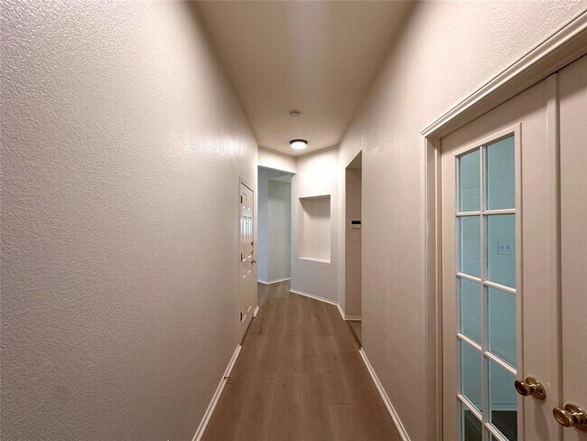 Foto del edificio - 6708 Bancroft Woods Dr