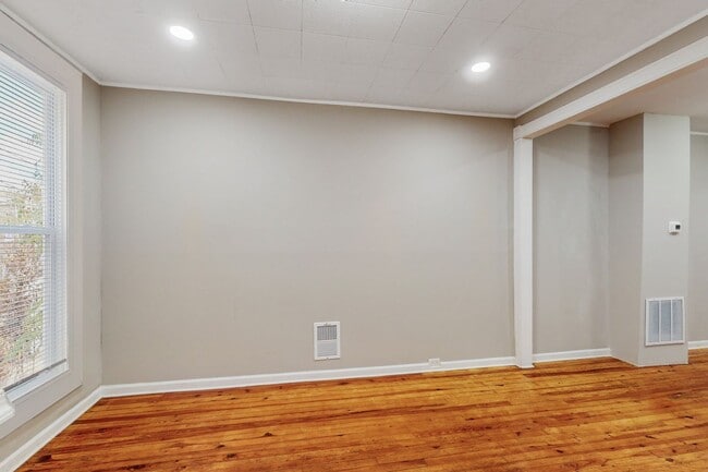 Building Photo - Newly Renovated!