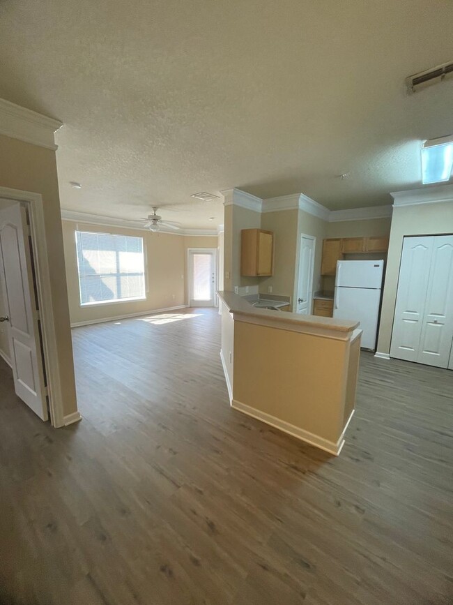 Building Photo - 2Bdrm 2Bath Condo -- Gated Community of Mi...