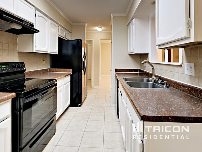 Foto del edificio - 6810 Maple Lk St