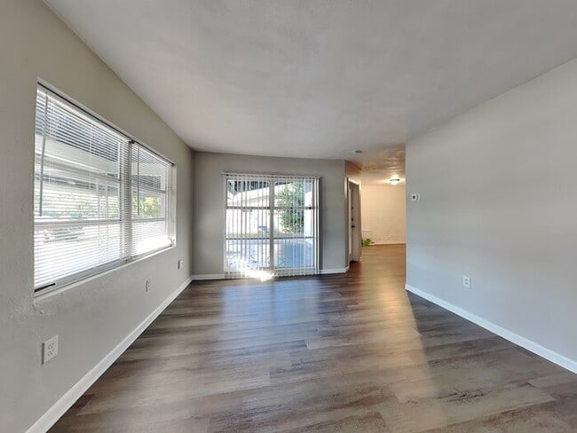 Foto del edificio - 1627 N Powers Dr