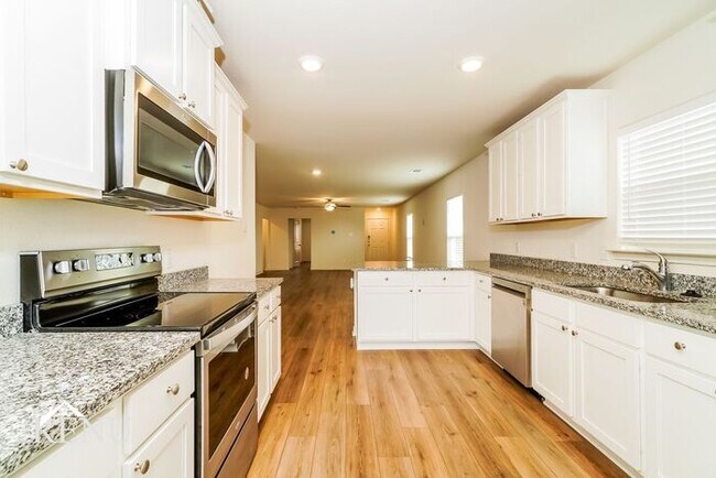 Foto del edificio - Now Available!