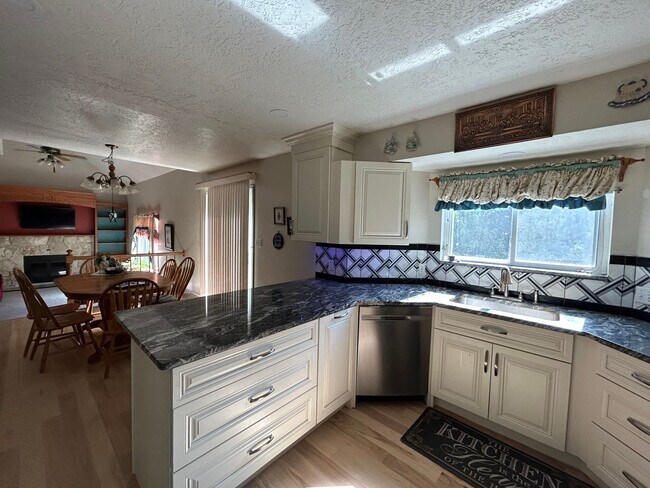Building Photo - 4 Bedroom 2.5 Bathroom Home in Orem