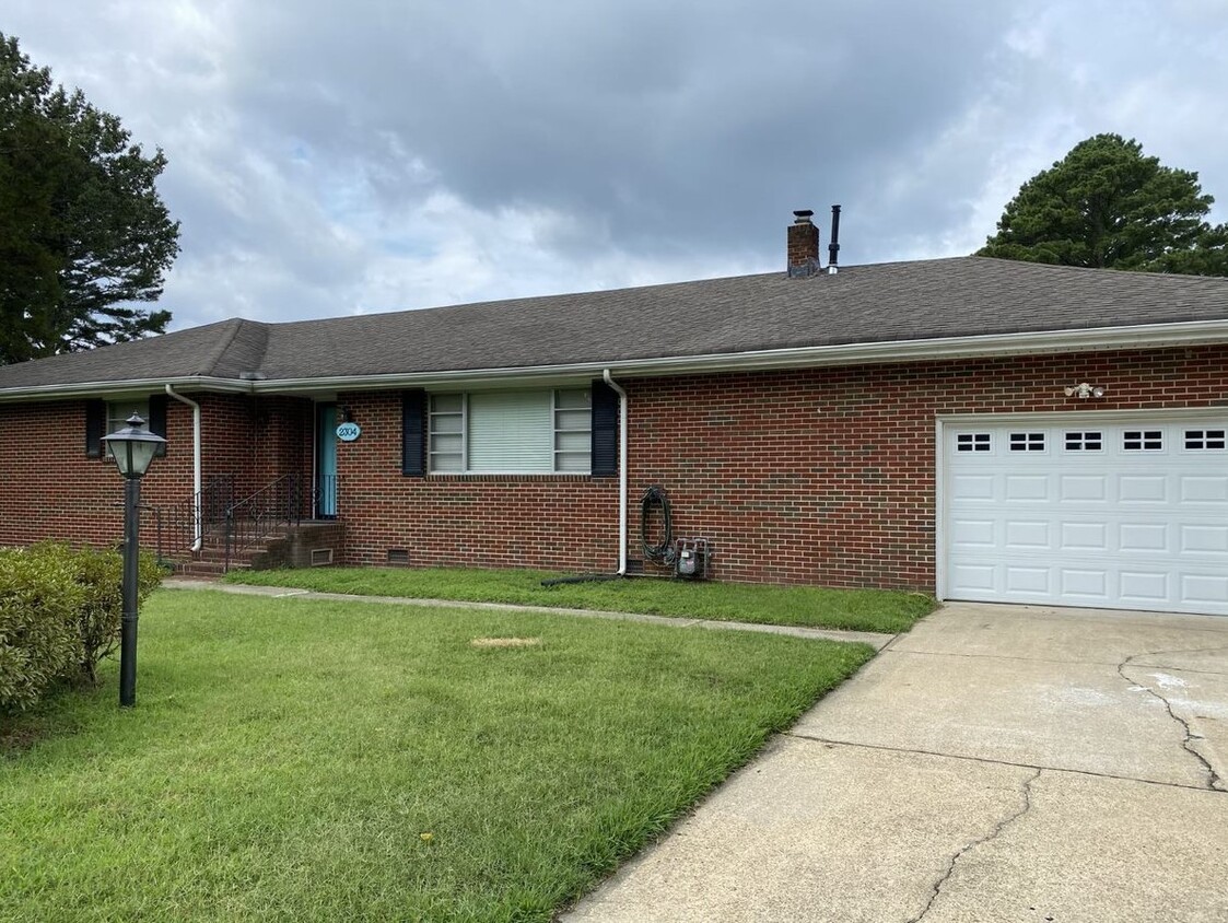 Primary Photo - 2304 Lakewood Ln