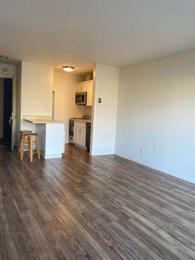 Foto del edificio - Upgraded top floor studio with tons of ame...