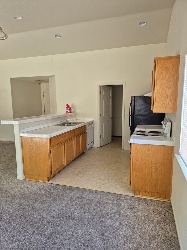 Building Photo - 290 Emigrant Way