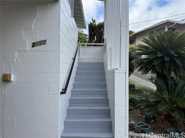 Building Photo - 2155 Puowaina Dr
