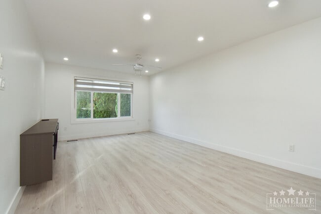 Building Photo - Family-Friendly 3-Bedroom Upper-Floor Home...