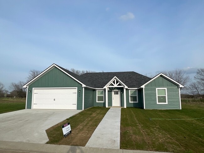 Building Photo - Stunning 3bd 2 ba house near 70 Bypass