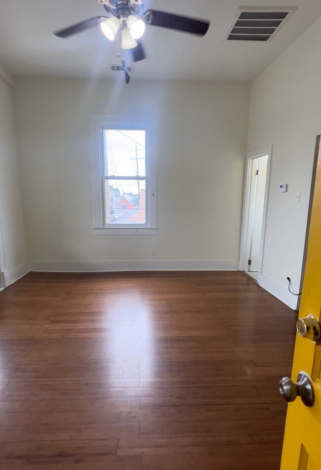 Foto del edificio - Newly Renovated Uptown Apt with Balcony in Historic Building