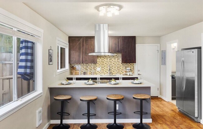 Foto del edificio - 3 Bed, 1.5 Bath, Remodeled Townhome is Ava...