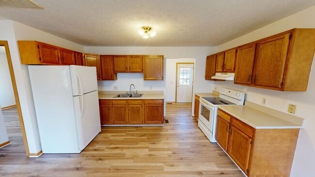 Building Photo - 214 Woodsview Dr