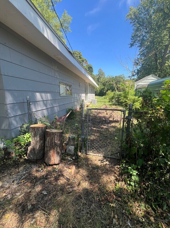 Building Photo - 3 Bed | 1 Bath | Springfield MO!