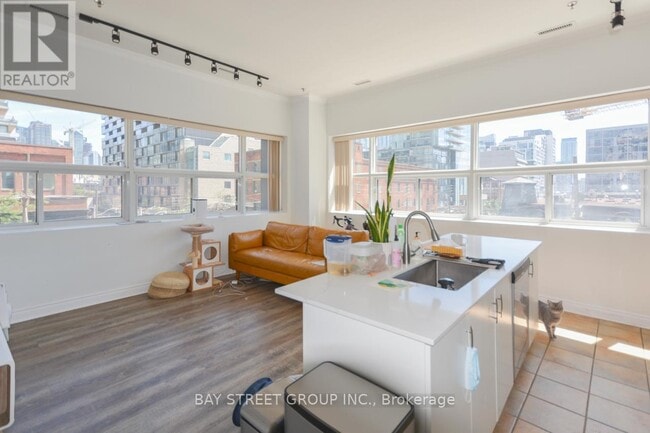 Photo du bâtiment - 700 King St W