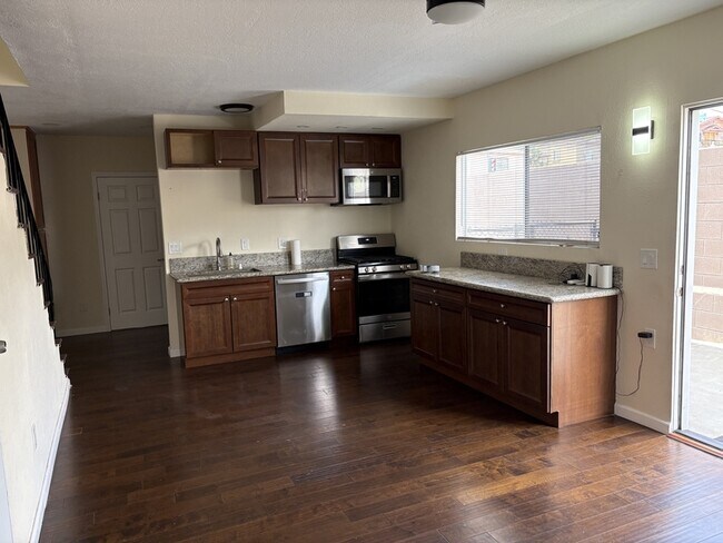 Foto del edificio - 2415 E 20th St
