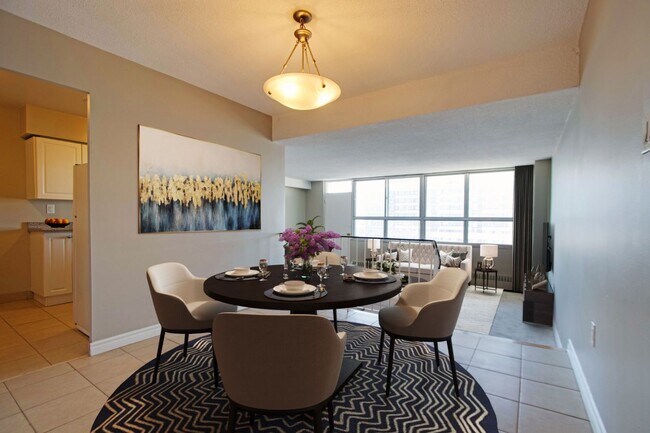 Photo du bâtiment - 10 Bridletowne Circle 20, 30, 40 & 50 Aurora