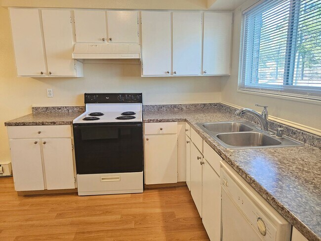 Building Photo - Southeast Reno Townhome - Close to Everyth...