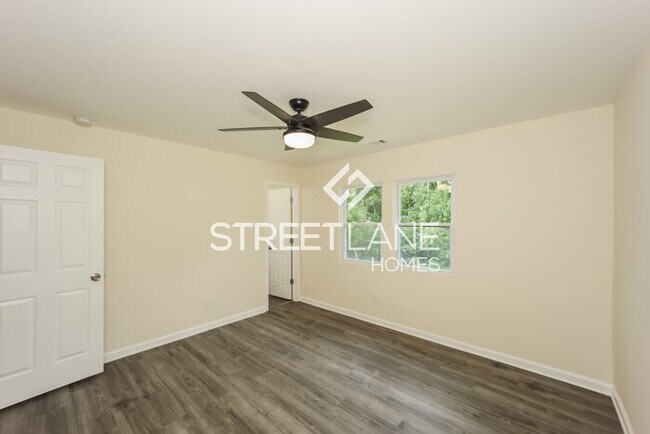 Building Photo - REDUCED! - NOW OFFERING FIRST FULL MONTH F...