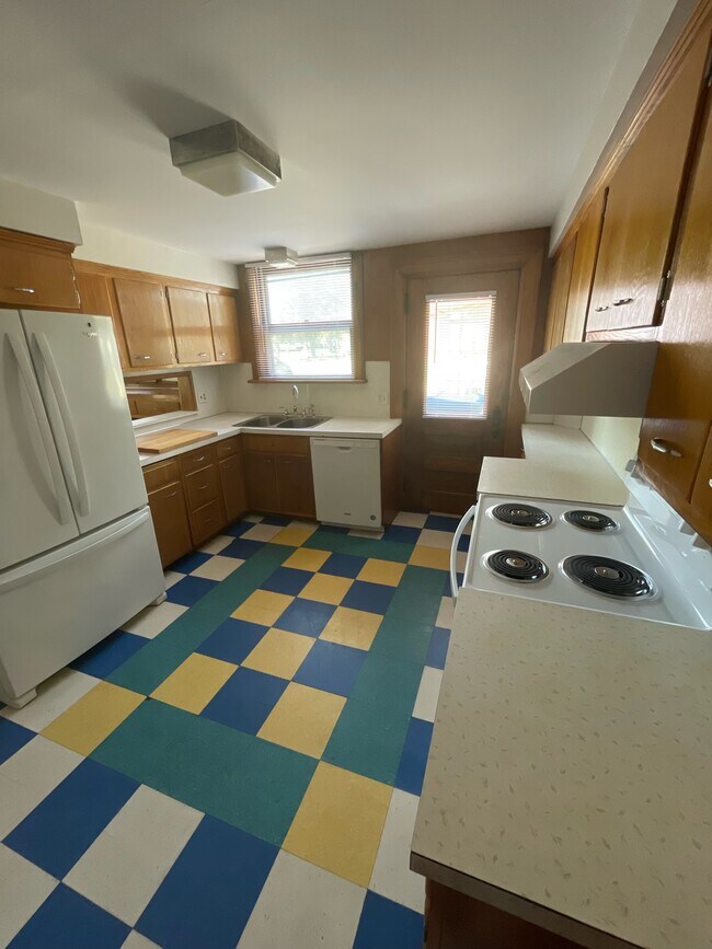 Kitchen 2 - 110 Woodward St