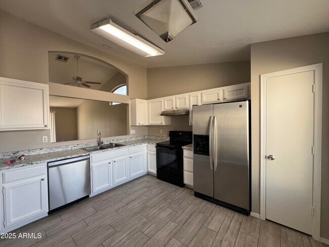 Foto del edificio - 8631 N 112th Ave