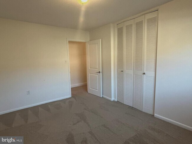 Building Photo - 10661 Weymouth St #104, Bethesda, MD 20814