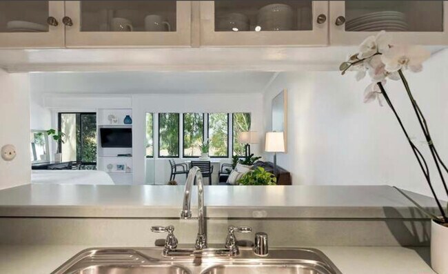 Foto del edificio - 950 N Kings Rd