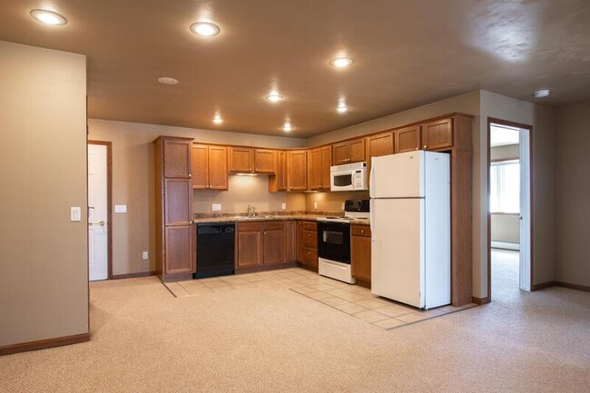 Building Photo - 830 E Elm Dr