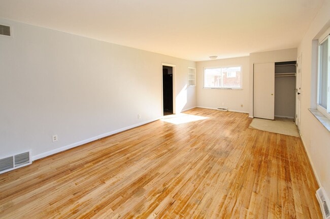 Building Photo - White Oak - Charming 3bed ranch w fenced yard and garage