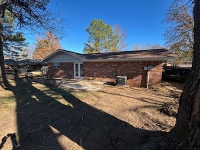 Foto del edificio - Updated Four Bedroom/Two Bath/Two Car Carport/Fenced/Storage Bldg