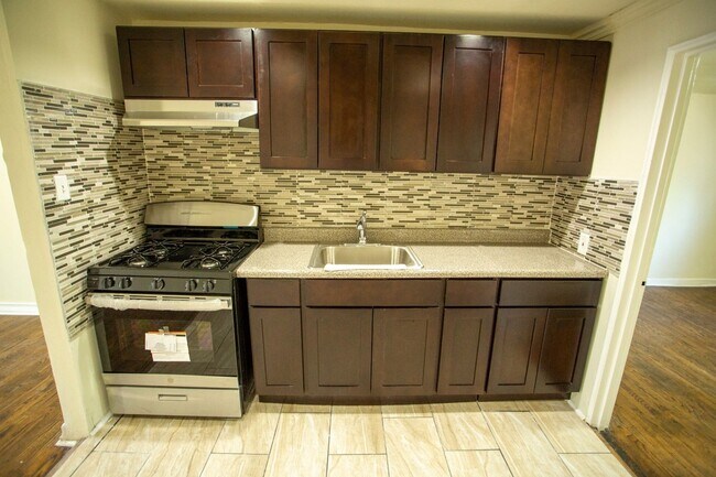 Foto del edificio - NEWLY RENOVATED 1 BEDROOM APARTMENT - 6430 1/2 TULIP ST